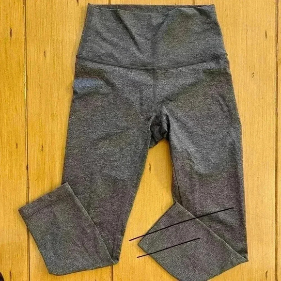 Lululemon Women's gray cropped athletic leggings size 4  excellent condition - Picture 10 of 10